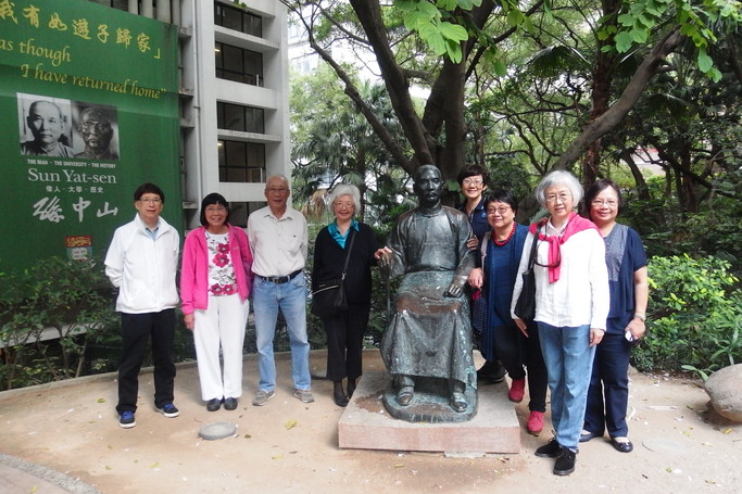 Group photo beside the statue of Sun Yat-sen