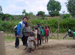 2002年參加肯亞的交流計劃，與非牟利團體為居民籌備供水系統。