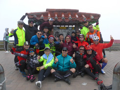 The most memorable moment: all 19 gather at the summit 最激動時刻：所有隊員齊集頂峰
