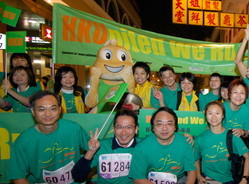 Miranda cheering at Nathan Road at 4am in 2006, her first year joining HKU Marathon Team