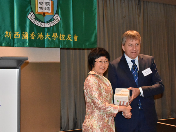 President Mathieson presenting souvenir to HKUAANZ President